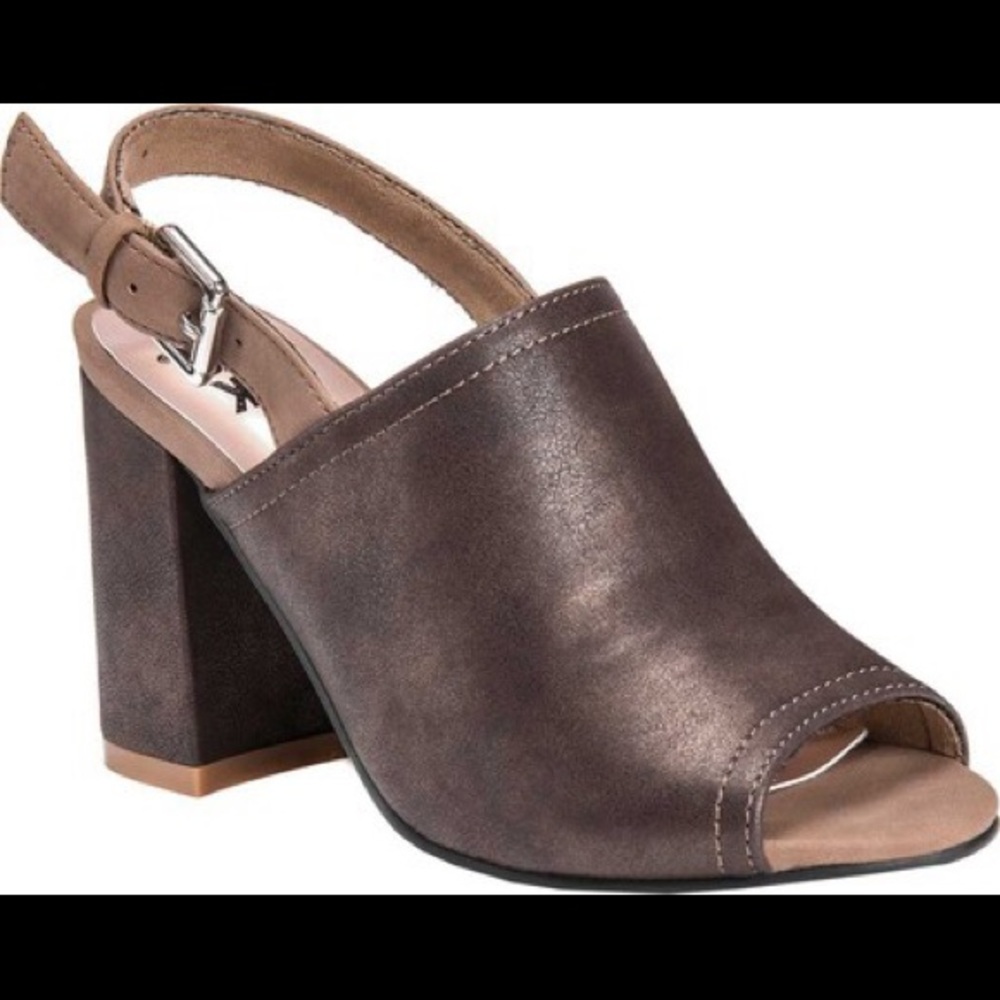 Muk Luks NWT Bronze Heeled Strappy Mule sz 9